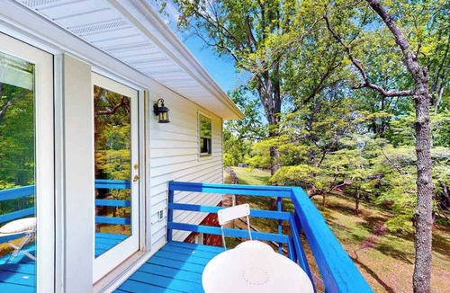 Leicester House | Family-friendly farm retreat on 18 acres with mountain views - board games & AC