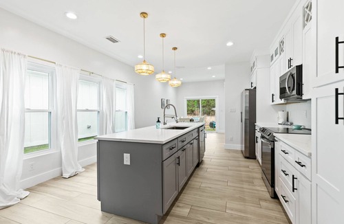 Foley House | Family home near OWA, beaches. King bed, cornhole, fire pit, pet friendly!