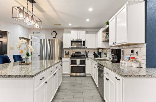 Wetmore House | Family Retreat near Six Flags Sea World La Cantera