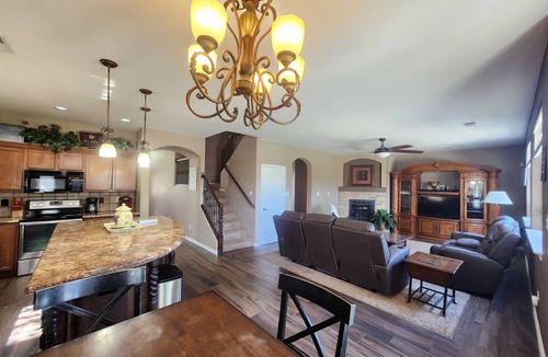 Northeast Heights House | Far North East Heights 4 bedrooms/Hot-tub and Pets Welcome, 5G Fiber WiFi !