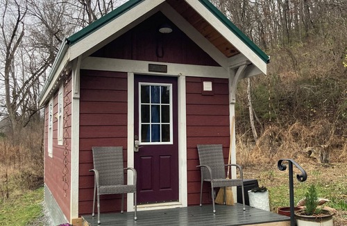 Newport Cottage | Fast WIFI, Clean, Cozy and Peaceful, 5 Minutes to Newport, Near Valleyview Venue