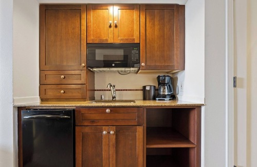 Lihue Resort | 𝐅𝐢𝐧𝐝𝐢𝐧𝐠 𝐌𝐞𝐢𝐥𝐢'𝐬 Luxury Beachfront Kaua‘i Club Resort + Amenities