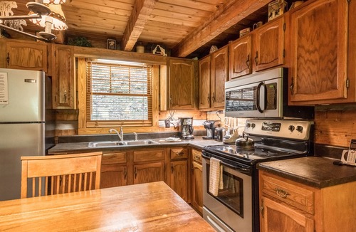 Chalet Village Cabin | Fireplace, firepit, hot tub, minutes from Ski Resort - Low rates, no inflation !