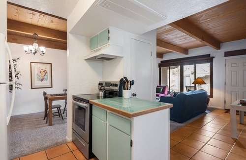 Northeast Santa Fe Hotel | Fort Marcy 18 | Walk to Plaza | Kiva Fireplace | Full Kitchen | Hot Tub | Pool | Single Level