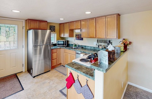 Amazon House | Full duplex with patio/deck, mountain views, washer/dryer, dogs allowed