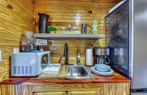 Rogersville Cabin | Gorgeous Tiny House with Indoor and Outdoor Lounging Space in Alabama