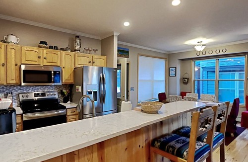 Wildernest House | Great townhome w/private hot tub with 2 living areas.