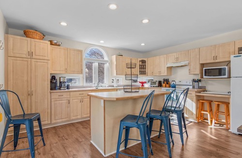 Emerald Isle House | Handicap Friendly,golf cart,community pool,easy beach access,Spinnaker's Reach