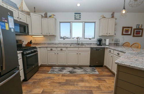 Carolina Dunes House | “Hank's Hideaway” is a classic, coastal cottage, located just 341 yards to the beach!