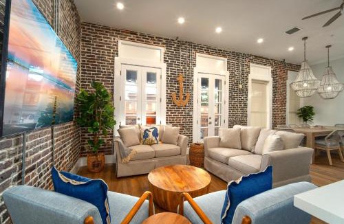 Historic Seaport House | Harbor House Suite A