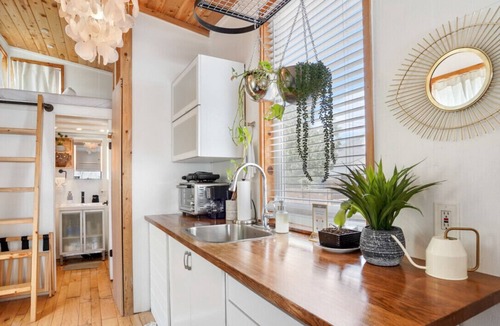 Blackshear-Prospect Hill House | HGTV Featured Tiny Home w Hot Tub Near East 6th St