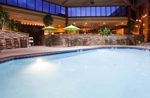 West Bloomington Hotel | Holiday Inn Blmgtn Arpt South - Mall Area by IHG