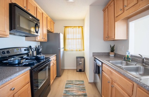 Meadowbrook Condo | Horizon Sunset Getaway- Family/King Bed/City Views