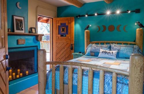 Taos House | Hot Tub, Artsy Family Adobe, 4mins Plaza! Private Deck & Yard