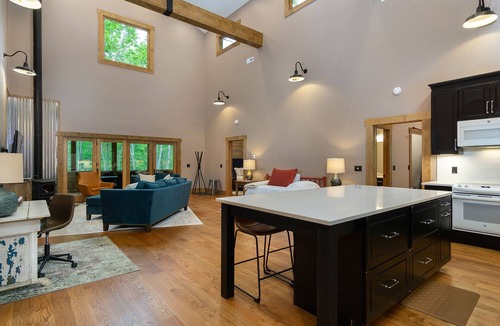 Fairview House | Hot tub, Fire-pit, Wrap around Porch, Fresh Eggs, Privacy, 10 miles to AVL.