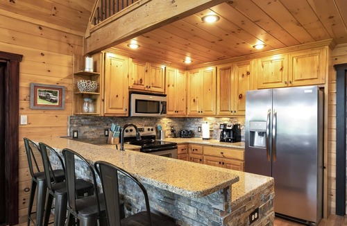 Williamstown Cabin | Hot Tub & Mtn Views! Creekside Mineral Bluff Cabin