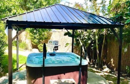 Clovis House | Inviting 3bd/2ba Clovis home w/pool, jacuzzi,gym.