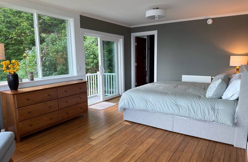 Dedham House | Lakefront for 15, private beach and dock