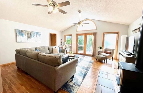 Henrico House | Lakefront getaway with dock!