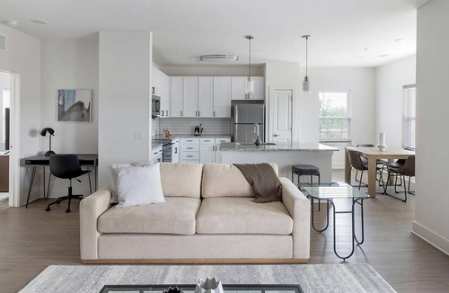 Athens Apartment | Landing | Modern 3BD, Pool, Yoga Studio