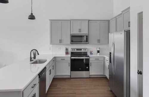 Athens Apartment | Landing | Stylish 2BD, Gym, Clubhouse