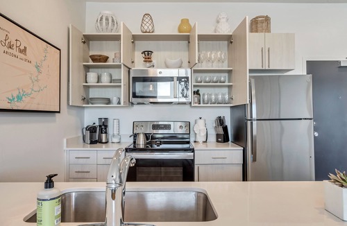 People's Freeway Apartment | LCF - Downtown Salt Lake City - Granary - 1 King BR/1BA - CoWork + Gym - Garage