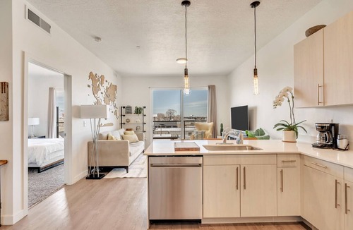 People's Freeway Apartment | LCF - Granary - 1KingBR - Sleeps 3 - CoWork + Gym - Garage