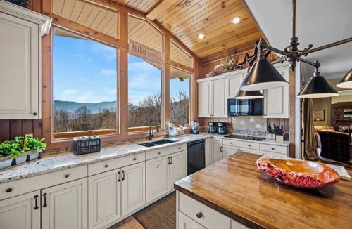 Chalet Village Cabin | Lg Groups EPIC view HotTub FirePit Theater