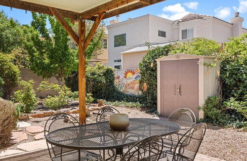 Northeast Heights House | Location! Location! Amazing *Hidden Gem* -NE Heights! Family and pet friendly 🐶