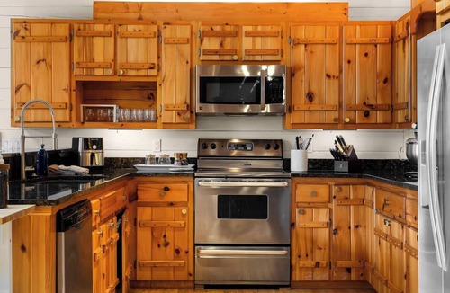 Burnsville Cabin | Log Cabin · 5BR · Sleeps 12 · Mt. Mitchell Views