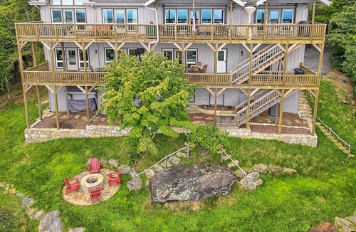 Dillard House | LONG RANGE 180 DEGREE VIEW MOUNTAIN RETREAT, DOG FRIENDLY