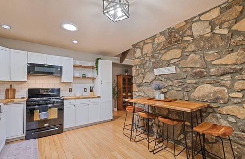 Clyde Cabin | Lux Smokey Mtn w/Long-Range View/Hot Tub/Sauna