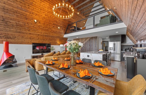 Maggie Valley House | Lux Sunset Smoky Mountain Views! HotTub, GameRm & Theatre -Maggie Valley-Sylva