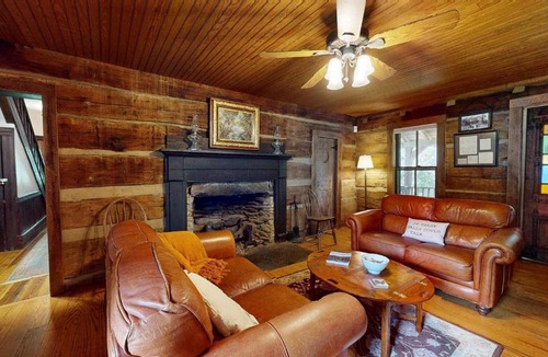 Weaverville House | Luxury Farmhouse & Creekside Cottage Dog-friendly Scenic Views Firepit BBQ