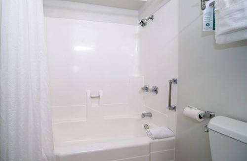 Kahului Hotel | Maui Escape | 3 Family-Friendly Units | Pool | 1.9 mi to Kanaha Beach Park