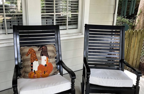 East Hill House | McNair Cottage 5 blocks from Bay, downtown, and 10 minutes from Pensacola Beach