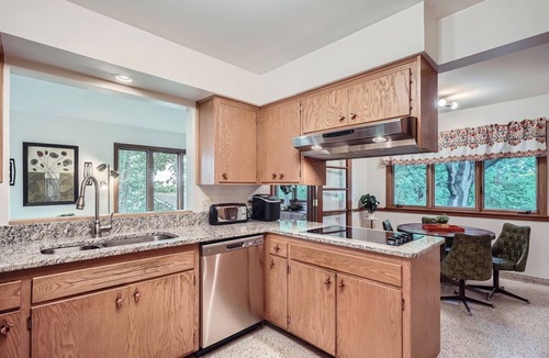 Fridley House | Mid-Century Modern Retreat 10 Min to Minneapolis. Spacious and great location