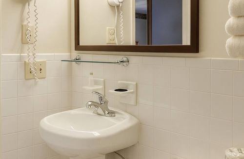 Campbelltown Hotel | Minutes to Hershey Theatre and Founders Hall | Swimming Pool | Free Breakfast
