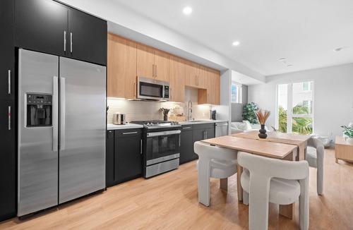Mid City Apartment | Modern 1BR LA, Workspace Pool Gym
