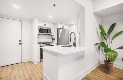 Crystal City Apartment | Modern Arlington Apt | Steps from Metro