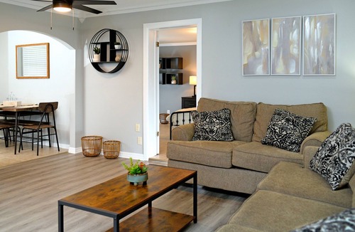 Florence House | Modern & Cozy 4 Bedroom home !