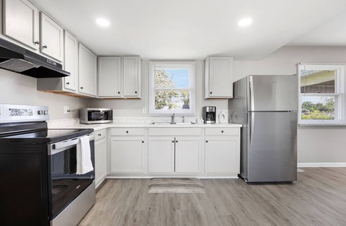 Plainfield House | Modern Luxe 3BR,2-Car Garage 5 Min to IND Airport