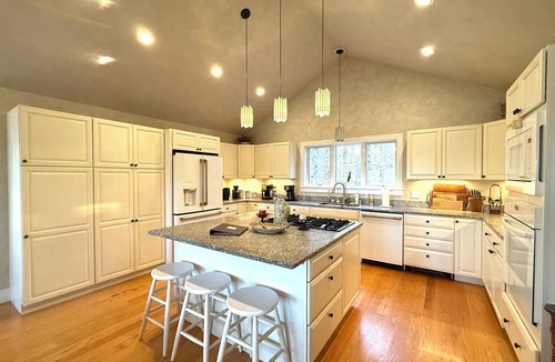 Bar Harbor House | Modern Luxurious House/Sauna/HotTub/Fire Pit/Garden/Cinema Room-10 min to Town