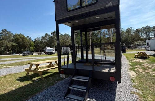 De Funiak Springs House | Modern Luxury RV Retreat and Patio, minutes from springs and beaches!