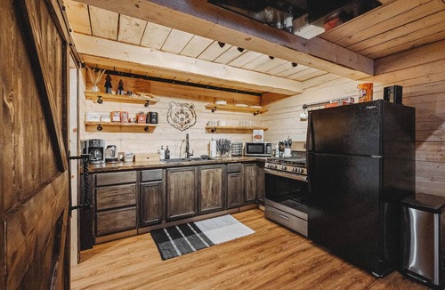 Badger Cabin | Modern Rustic Cabin w/Running Water & Shared Sauna
