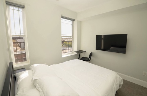 Downtown Baltimore Apartment | Modern Spacious Downtown 3Bedrms/3Baths Apt. w/parking- 5 mins from Penn Station