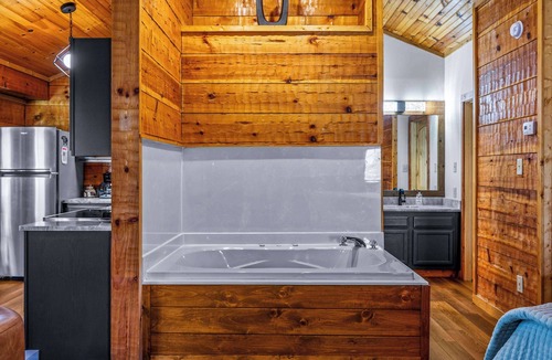 Townsend Cabin | Mountain-Modern Cabin w/BIG Jet Tub