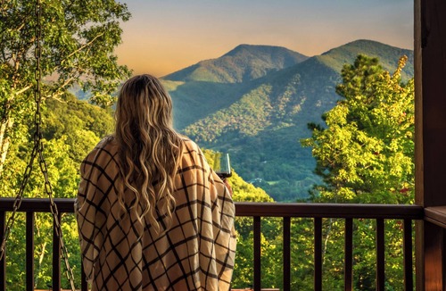 Maggie Valley Cabin | Mountain View, HotTub, Pet-Friendly, FirePlace, GameRoom, BBQ, 4min to Downtown