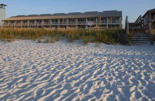 Navarre Beach Condo | Navarre Manor: Steps from the beach!