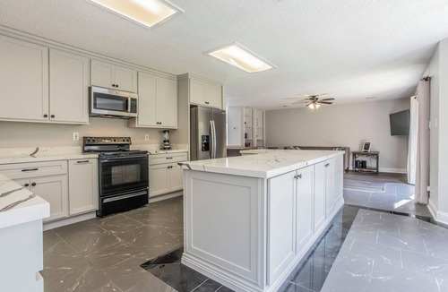 Wetmore House | New Owner Special-Luxury 4 bedroom villa 5 min. from Six Flags, UTSA, La Cantera
